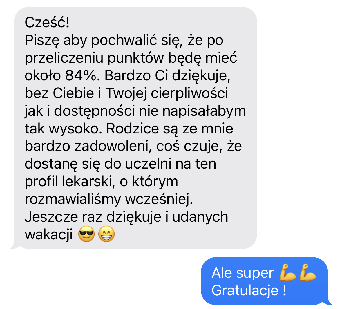 Wiadomość od ucznia informująca o uzyskaniu około 84% punktów na egzaminie, podziękowania za pomoc i życzenia udanych wakacji.